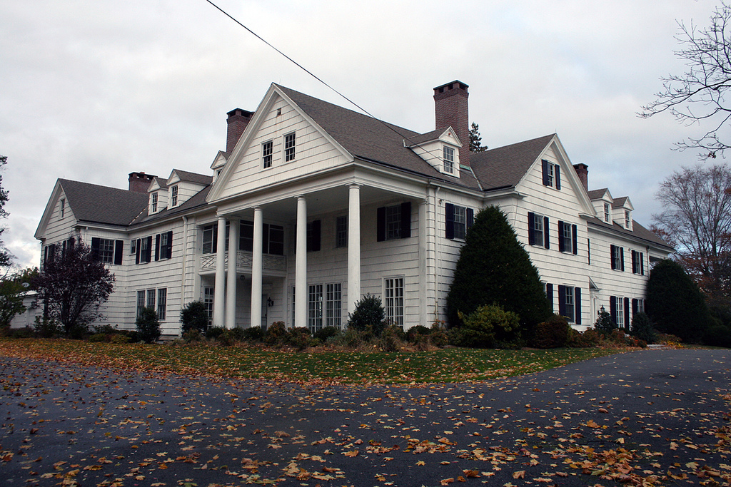 Exploring An Empty Hundred-Year-Old McKim, Mead & White Mansion